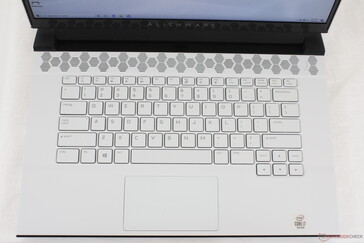 Exactamente el mismo teclado y clickpad que en el Alienware m15 R2 incluyendo iluminación RGB por tecla. La tecla Espacio no está retroiluminada