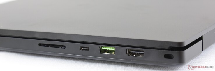 Derecha: Lector SD UHS-III, USB Tipo C + Thunderbolt 3, USB 3.2 Gen. 2, HDMI 2.0b, Kensington Lock