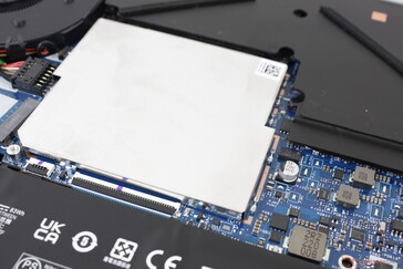 2 ranuras SODIMM DDR5 debajo del blindaje de aluminio. Podemos notar un ligero ruido electrónico o zumbido de la bobina en nuestra unidad de prueba