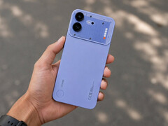 El Nothing Phone (4b) en color azul.