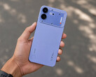 El Nothing Phone (4b) en color azul.
