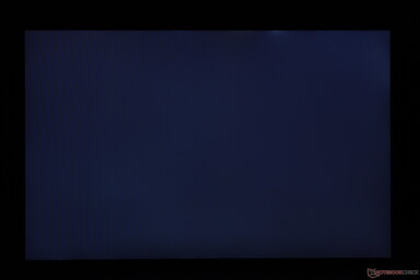 Sangrado de retroiluminación ligeramente irregular a lo largo del borde superior