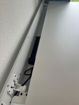 No hay problema en colocar una regleta grande en la bandeja de cables.