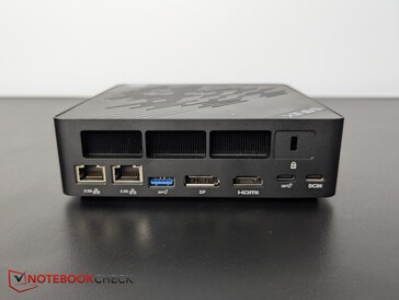 Trasera: Doble Ethernet 2,5G, USB-A 3.2 Gen2, DP 1.4, HDMI 2.1, USB-C 3.2 Gen2x2, Kensington