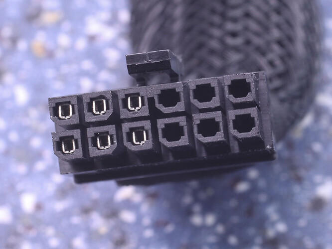 La edición fundadora del RTX 3070 no necesita los 12 pines del conector de alimentación. (Fuente de la imagen: TechPowerUp)