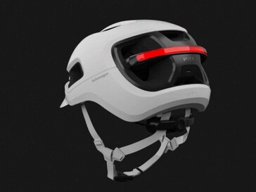 El casco también funciona como intermitente.