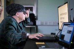 Un paciente se somete a un entrenamiento tras recibir el implante ocular electrónico PRIMA (Fuente de la imagen: Moorfields Eye Hospital)