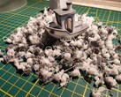 El Benchy flota sobre residuos plásticos
