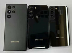 El Galaxy S22 Note, el Galaxy S22 Plus y el Galaxy S22 de izquierda a derecha. (Fuente de la imagen: @heyitsyogesh)