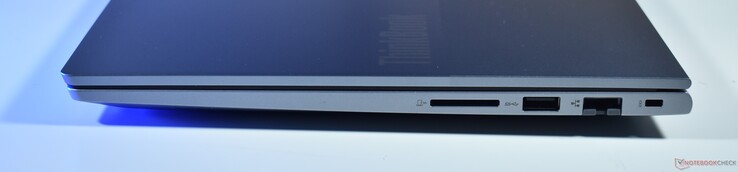 A la derecha: lector de tarjetas SD, USB A 3.2 Gen 1, RJ45 (Ethernet), cierre Kensington