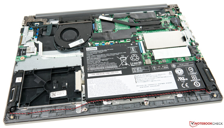 Una mirada al Lenovo ThinkBook 15 con su cubierta inferior quitada