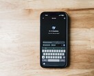 Teléfono inteligente en cuya pantalla se muestra la aplicación DeepSeek