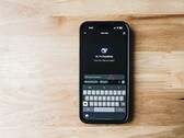 Teléfono inteligente en cuya pantalla se muestra la aplicación DeepSeek