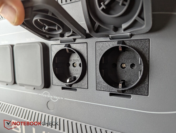 Frontal: 4x CA 230/120 V
