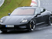 El nuevo Porsche Taycan EV luce un aspecto afilado en las fotos espía de las pruebas de Nürburgring gracias a unos gráficos actualizados y unos faros rediseñados. (Fuente de la imagen: Auto Express)