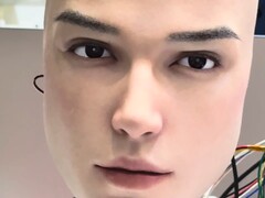 La cabeza robótica Origin M1 de AheadForm muestra expresiones faciales casi humanas. (Fuente de la imagen: AheadForm vía YouTube)