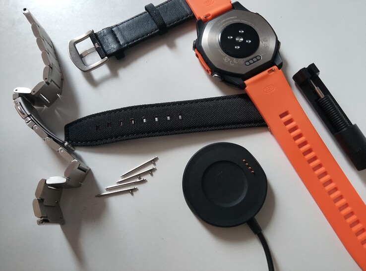 En la caja: 3 correas diferentes; herramientas; cable de carga USB magnético; documentación impresa