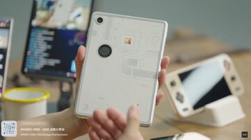El prototipo funcional del Ayaneo Gaming Pad tiene una sola cámara trasera en lugar de dos como se mostraba en renders anteriores. (Fuente de la imagen: Ayaneo)