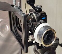 La cámara GoPro Mission 1 Pro ILS con un objetivo Laowa 17mm T1.9 MFT Cine, montada en una jaula Small Rig con follow focus y matte box.