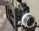 La cámara GoPro Mission 1 Pro ILS con un objetivo Laowa 17mm T1.9 MFT Cine, montada en una jaula Small Rig con follow focus y matte box.