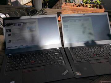 Al aire libre (bajo el sol; UHD P14s a la izquierda, FHD P14s a la derecha)