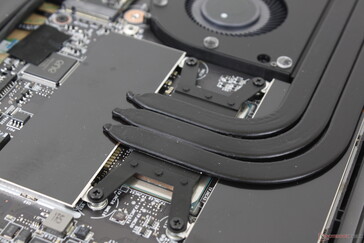 Los módulos LPDDR5 soldados están debajo de la cubierta de aluminio adyacente a la CPU