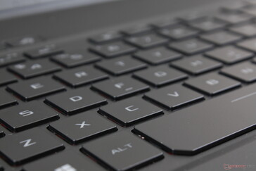 Las teclas se sienten menos profundas que el teclado SteelSeries en la mayoría de los portátiles MSI, mientras que son ligeramente más profundas que en el Razer Blade 15.