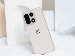 Las muestras de cámara recién compartidas muestran los sensores primario y teleobjetivo en acción. En la imagen: la parte trasera del OnePlus 15. (Fuente de la imagen: OnePlus)
