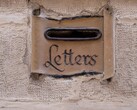 Ranura de piedra para cartas con la palabra «Letters» tallada en una pared