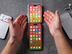 Manos a la obra del modelo de diseño de iPhone plegable (editado).