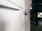 Una llave insertada en la cerradura de un cajón de madera cerrado