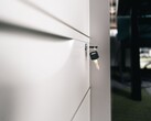 Una llave insertada en la cerradura de un cajón de madera cerrado
