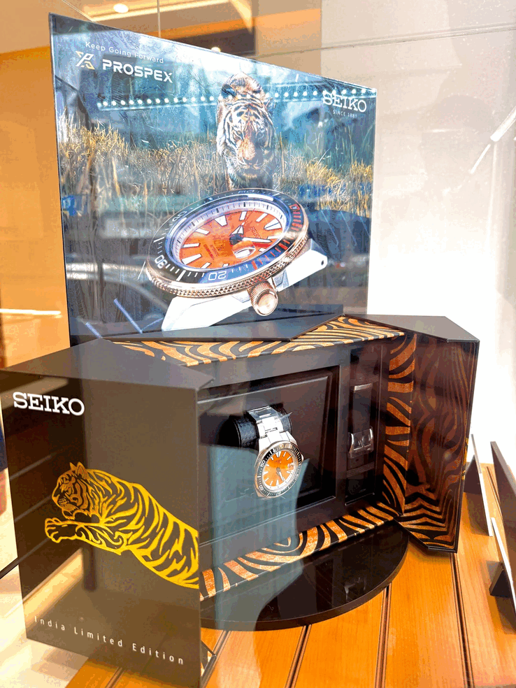 El Seiko Prospex HBB005K1 se presenta en su estuche con temática de tigre, que destaca por sus detalles en rayas de tigre de color naranja y negro, y cuenta con una correa de silicona negra.