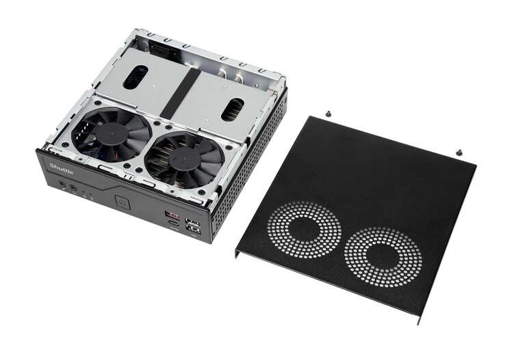 El DH810S no escatima en refrigeración, ya que cuenta con dos ventiladores de 70 mm.
