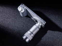 El Vivo X300 Ultra con sus accesorios de cámara acoplados.