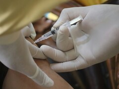  Una persona recibiendo una inyección en el brazo (Fuente de la imagen: Mufid Majnun via Unsplash; recortada)