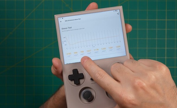 El Anbernic RG477V sufrió inicialmente un problema de rendimiento, pero se solucionó con una OTA. (Fuente de la imagen: Anbernic)