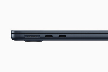 puertos del MacBook Pro 2022 (imagen vía Apple)