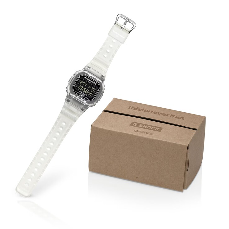 El embalaje personalizado del G-Shock DW-5600TNT-7 se muestra junto al reloj.