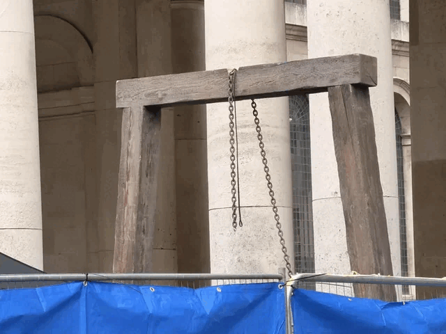 La horca podría apuntar al Devorador de estiércol o a una posible recreación de la introducción.