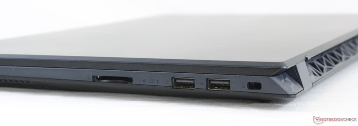 Derecha: Lector de tarjetas SD, USB-A 2.0, cerradura Kensington