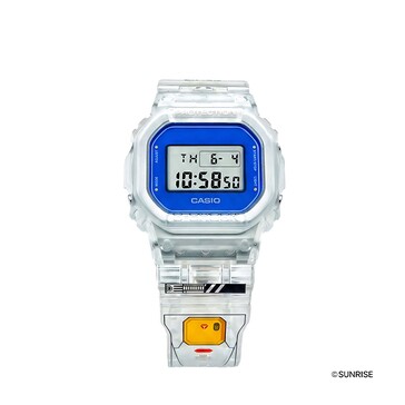 Primer plano del Casio G-Shock DW-5600GM26-7DR con caja transparente y bisel rodeado de azul