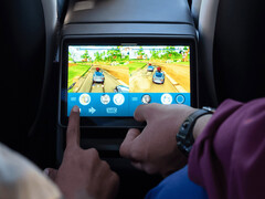 Niños jugando a juegos arcade en la parte trasera de un Tesla Model Y. (Fuente de la imagen: Tesla)