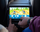 Niños jugando a juegos arcade en la parte trasera de un Tesla Model Y. (Fuente de la imagen: Tesla)