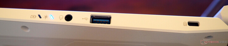 lado derecho: Entrada/salida de línea, USB-A 3.2, bloqueo Kensington