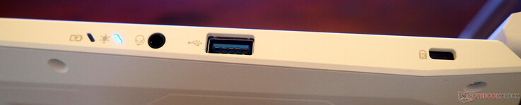lado derecho: Entrada/salida de línea, USB-A 3.2, bloqueo Kensington