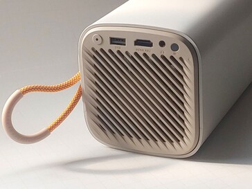 El botón de encendido del Yaber T1 Pro, los puertos USB y HDMI, la toma de auriculares y el sensor de infrarrojos se encuentran en la parte trasera de la unidad de proyección. (Fuente de la imagen: Notebookcheck)