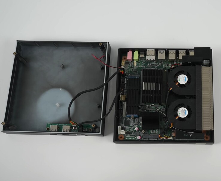 Mini PC para juegos Yohris abierto, mostrando el sistema de refrigeración de doble ventilador, la placa base y las ranuras actualizables (Fuente de la imagen: ETA PRIME/YouTube)