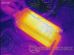 Adaptador de CA después de una hora de uso intensivo donde los puntos calientes pueden alcanzar hasta 42 C