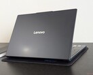 El IdeaPad Slim 3 15 15IRH10R ha cambiado a una relación de aspecto 16:10 con un clickpad más grande, pero el puerto de carga de CA propietario deja un sabor amargo (Fuente de la imagen: Notebookcheck)